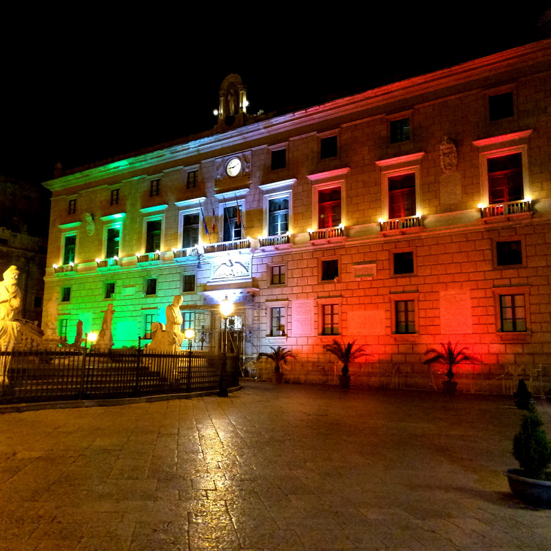 Palazzo delle Aquile illuminato con il tricolore per la Festa della Repubblica
