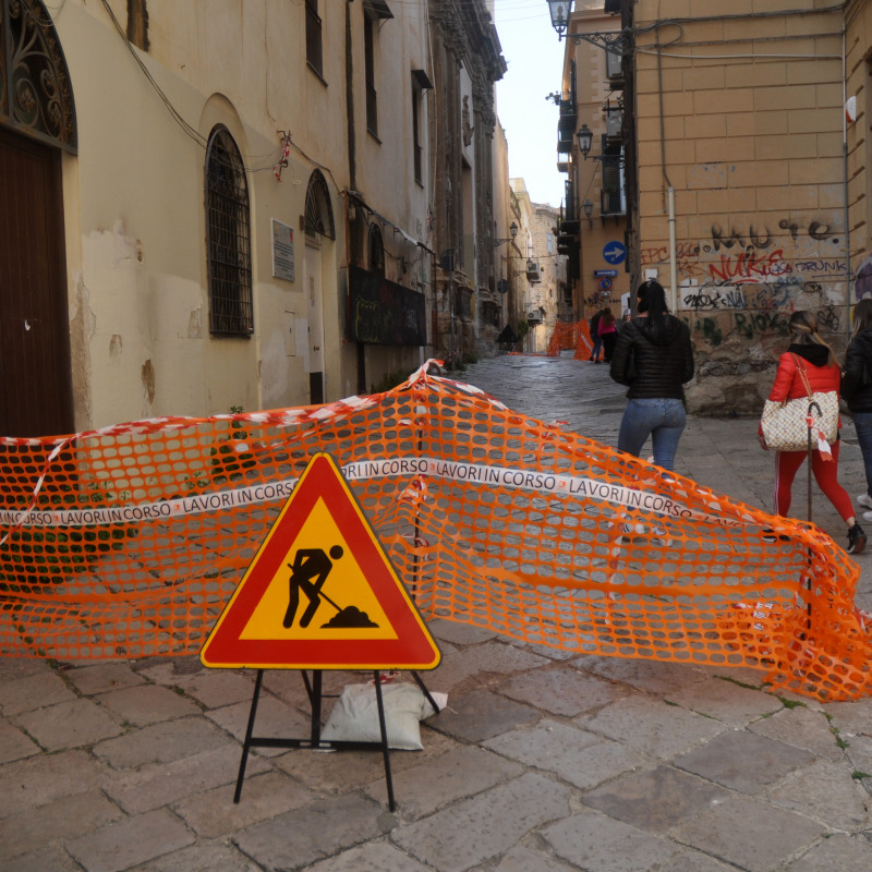 Area transennata davanti alla chiesa (foto Fucarini)