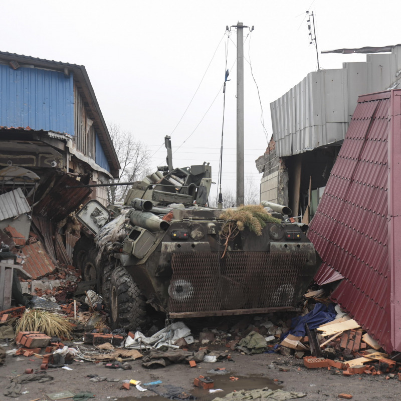 Un blindato danneggiato nel villaggio di Nova Basan nell'area di Kiev