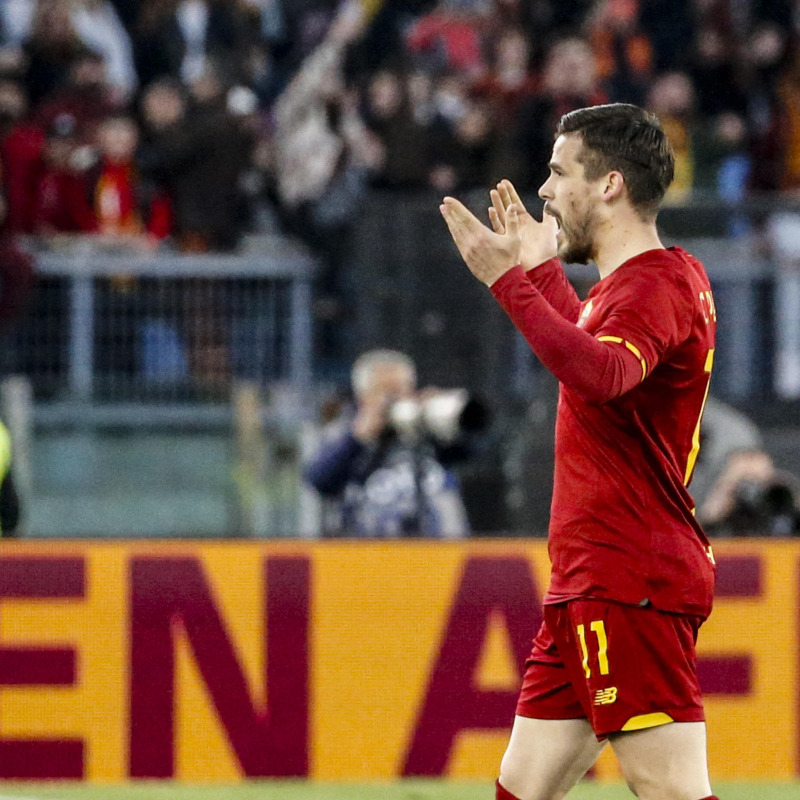 Carles Perez esulta dopo il gol del pari della Roma: subito dopo arriva il gol di Smalling per il 2-1