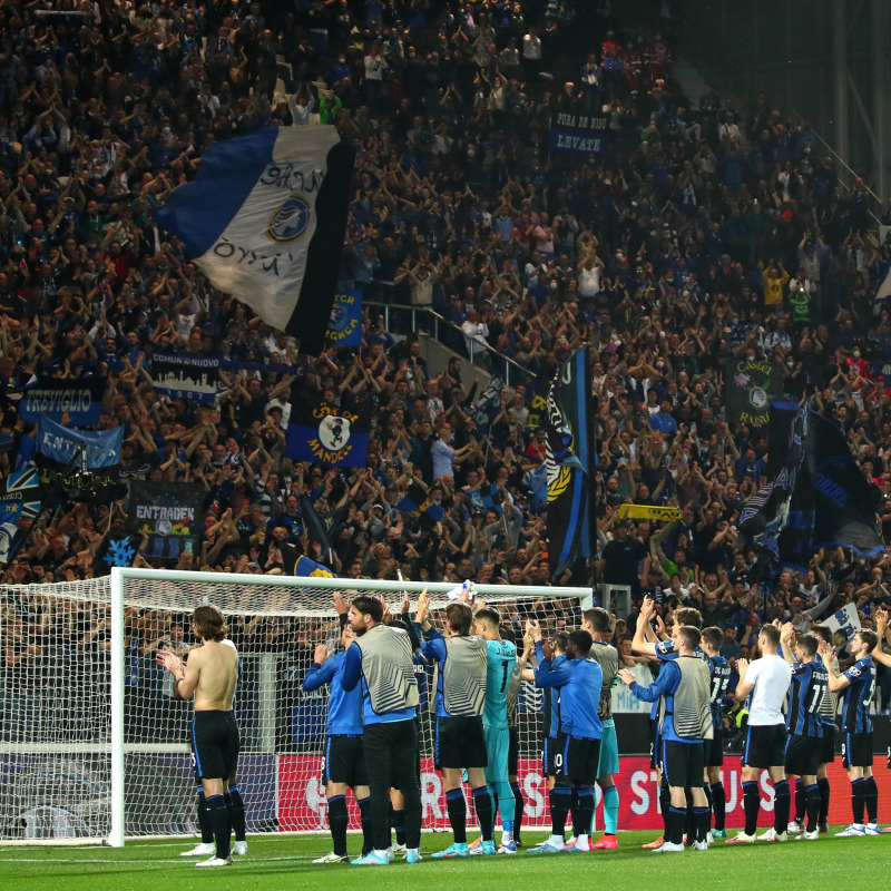 I giocatori raccolgono l'applauso dei tifosi a fine partita