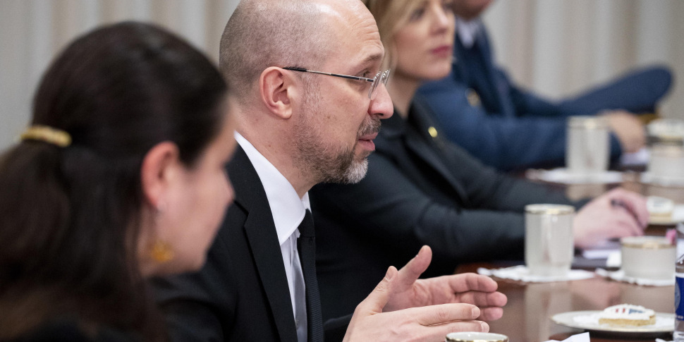 https://assets.gds.it/2022/04/US-Secretary-of-Defense-Lloyd-Austin-welcomes-Prime-Minister-of-Ukraine-Denys-Shmyhal-to-the-Pentagon_62931451-970x485.jpg
