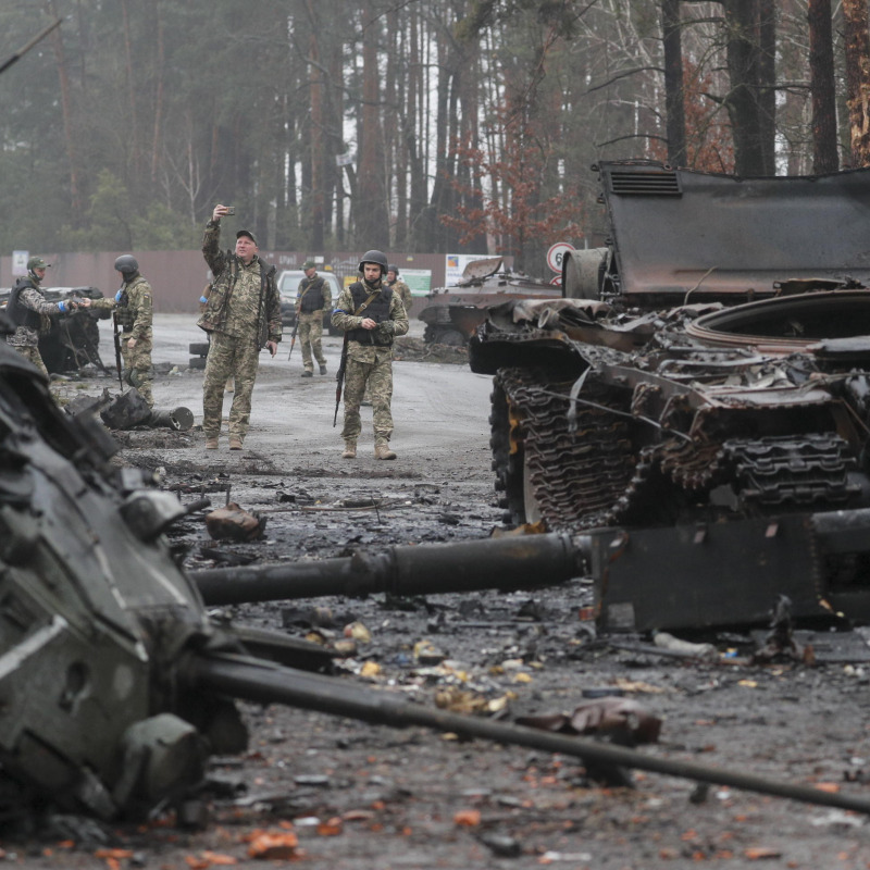 I militari ucraini ispezionano i macchinari russi distrutti dopo aver ripreso il villaggio di Dmitrivka