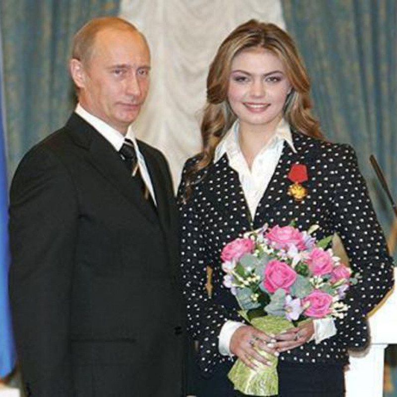 Vladimir Putin con Alina Kabaeva in una foto d'archivio