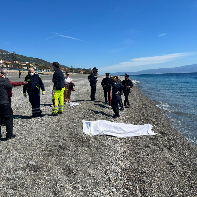 Il cadavere trovato in spiaggia a Nizza di Sicilia