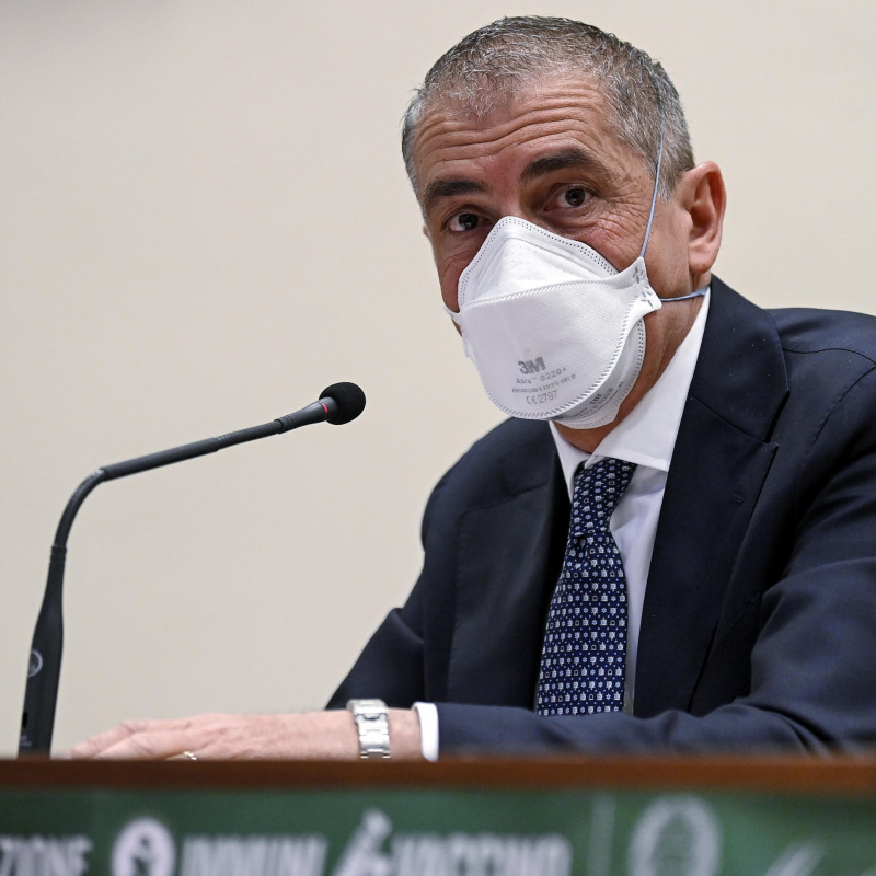 Il sottosegretario al Ministero della Salute Andrea Costa con la mascherina in uno spazio chiuso