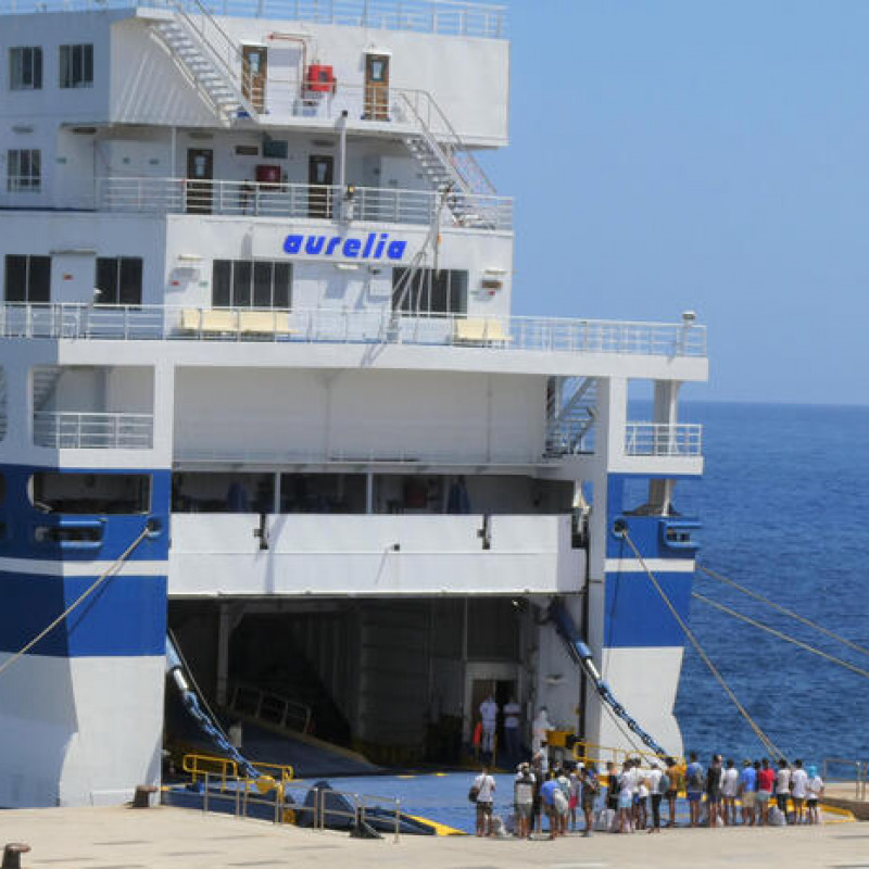 La nave quarantena "Aurelia" attraccata a Cala Pisana a Lampedusa