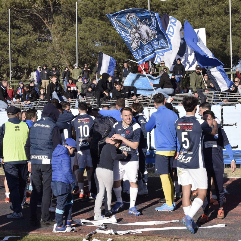 I festeggiamenti dopo la vittoria sul Viagrande (foto pagina Facebook Ragusa Calcio)