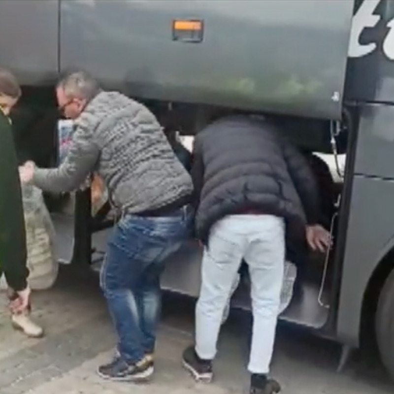L'arrivo in Sicilia del pullman che ha trasportato i 19 bambini ucraini