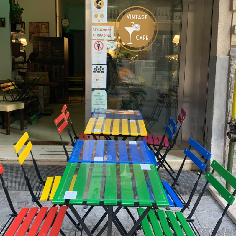 L'ingresso del Vintage 70 Cafè di piazzetta Bagnasco