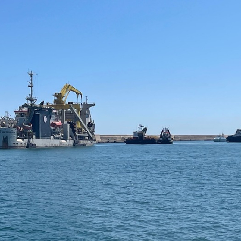 L'arrivo del pontone AD3 con i superstiti del naufragio nel porto di Bari