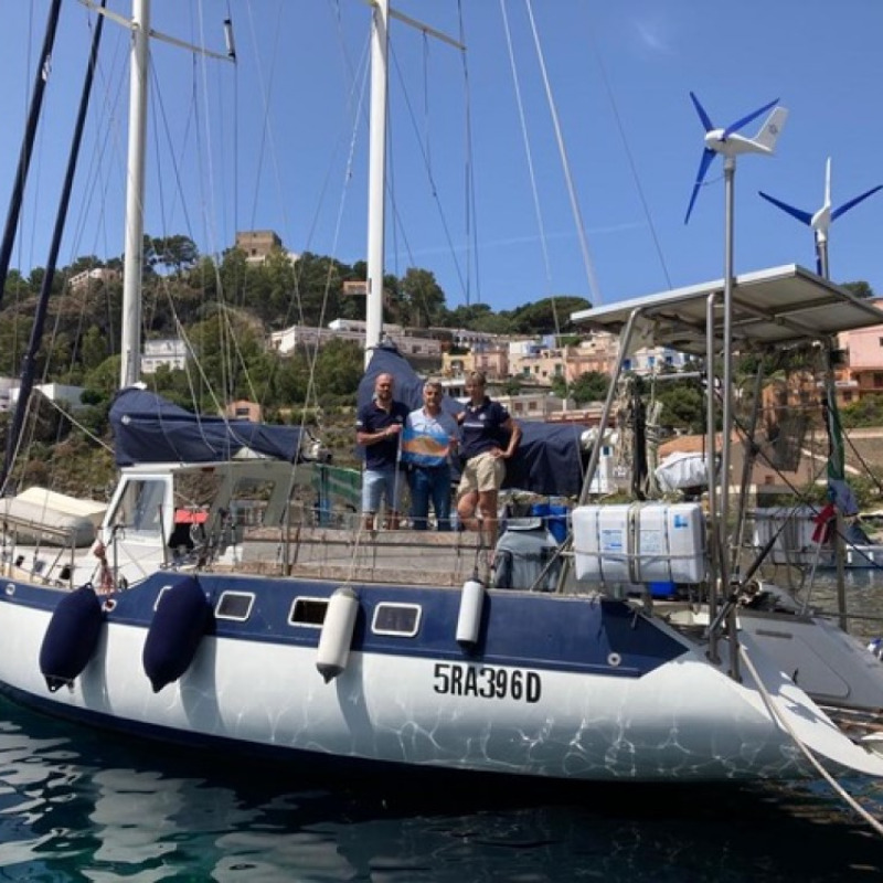 Il direttore dell’Area Marina Protetta Davide Bruno con la bandiera del Mediterraneo insieme a Francesco Nacinovich e Dominique Neubert, fondatori di Mediterranea