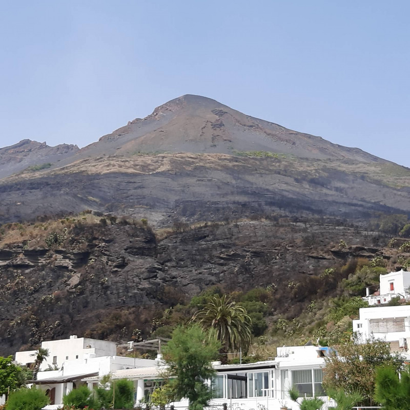 La montagna di Stromboli dopo l'incendio