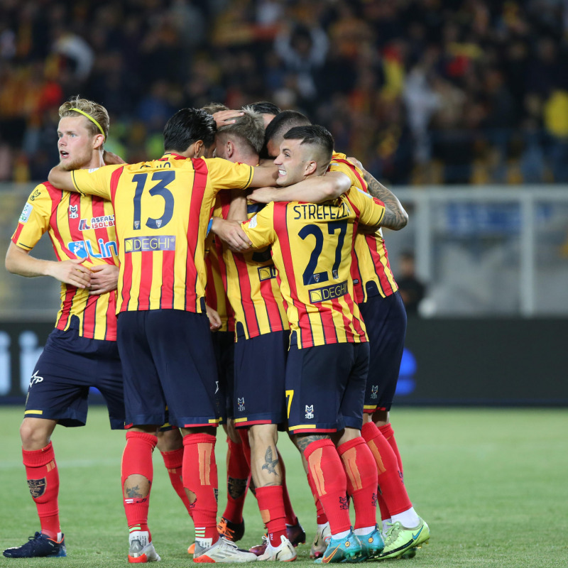 Il centrocampista del Lecce, Zan Mayer, esulta con i compagni di squadra dopo aver segnato un gol