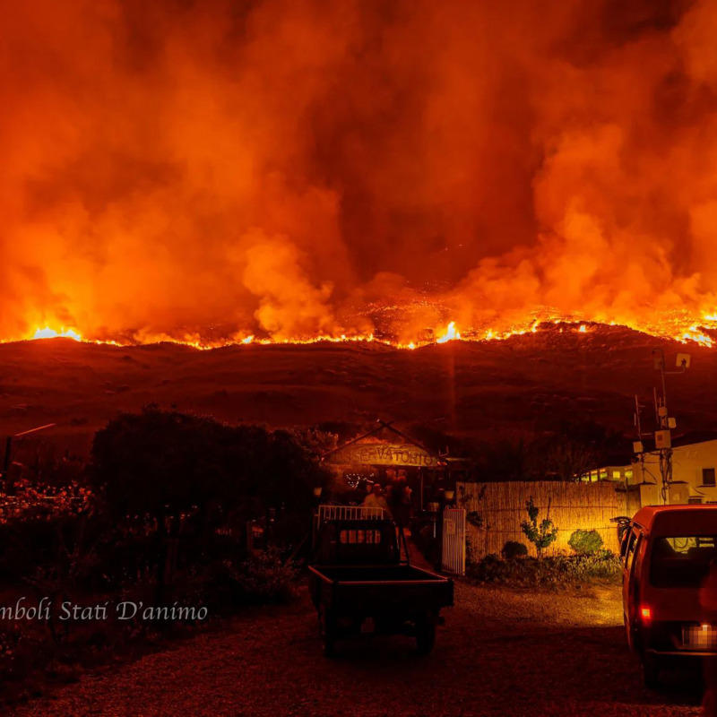 L'incendio di Stromboli in una foto tratta dal profilo Facebook "Stromboli Stati d'animo"