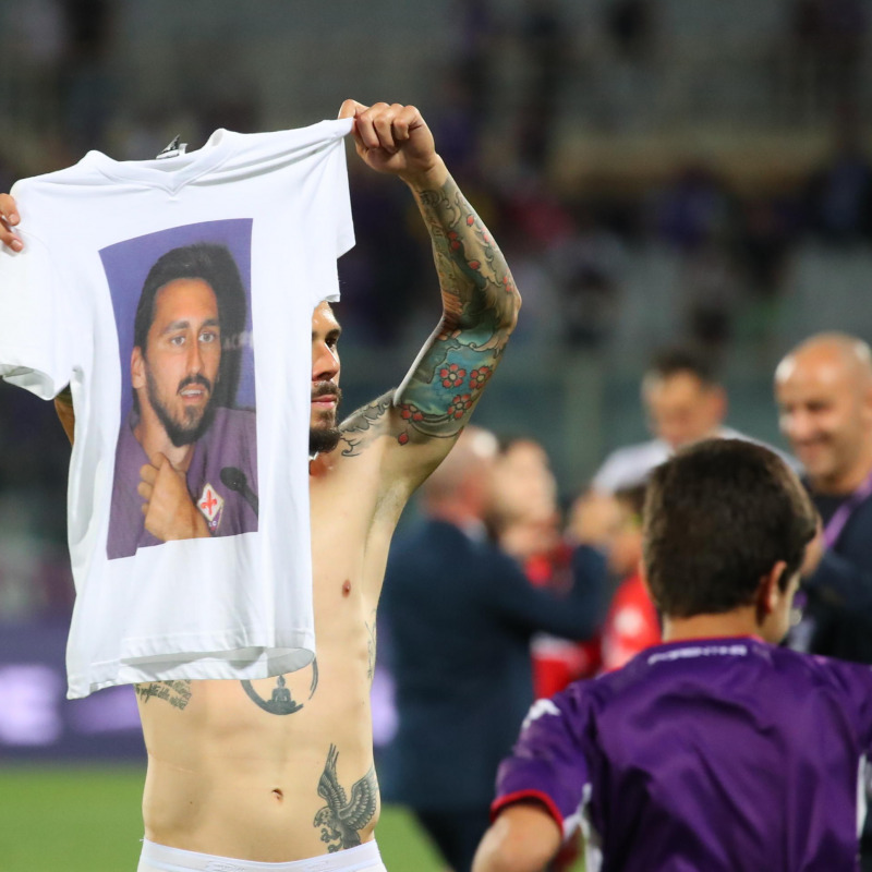 La Fiorentina festeggia l'Europa ricordando capitan Astori