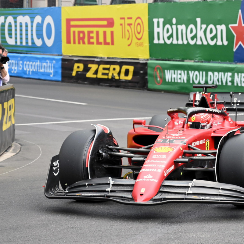 Charles Leclerc alla guida della Ferrari sul circuito di Montecarlo