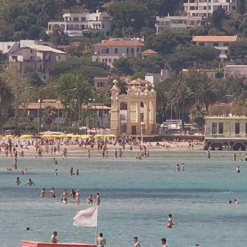 Buon afflusso di bagnanti oggi sulla spiaggia di Mondello, a Palermo