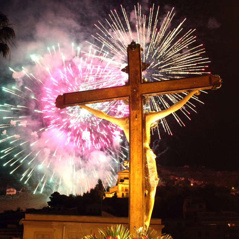 I fuochi d'artificio per il Santissimo Crocifisso a Monreale (foto d'archivio)