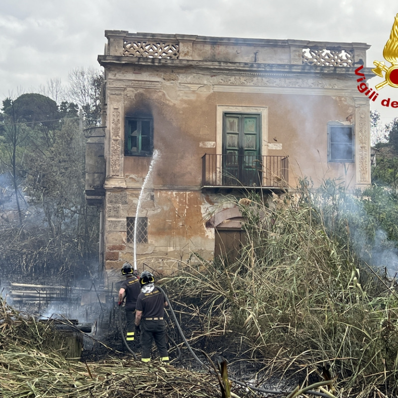 Un incendio dello scorso maggio in provincia di Palermo
