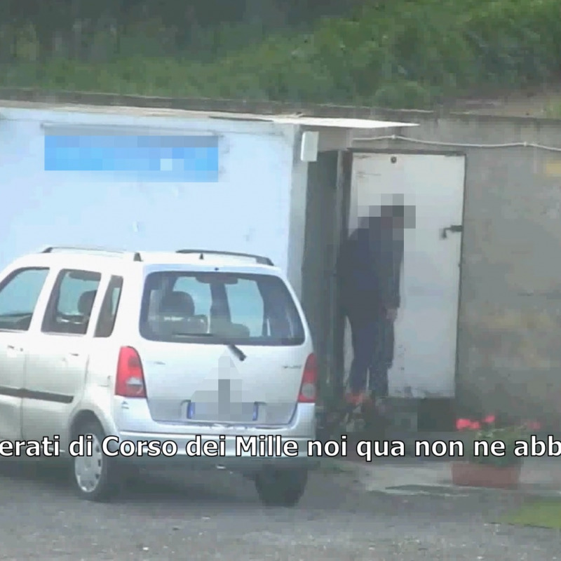 Nel fermo immagine, dal video diffuso da polizia e carabinieri, una delle intercettazioni dell'inchiesta