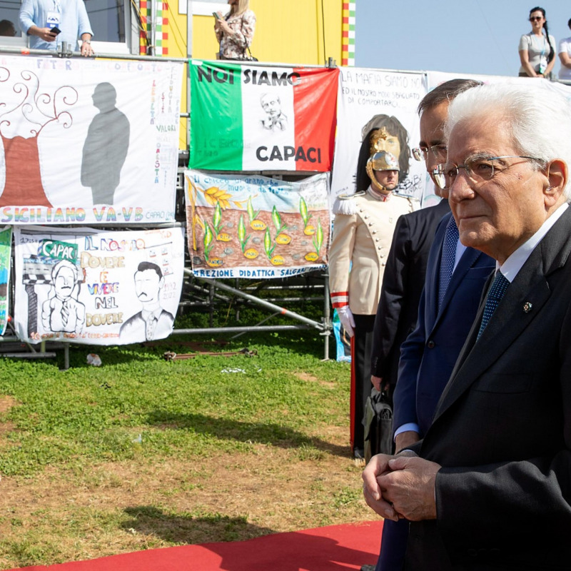 Il presidente Sergio Mattarella osserva alcuni disegni creati dai ragazzi delle scuole