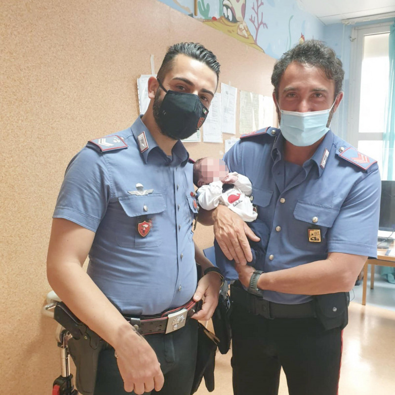 Del neonato si sono subito presi cura i carabinieri