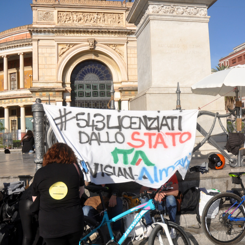 Un flash mob dei giorni scorsi dei lavoratori Almaviva e Covisian in piazza Politeama, a Palermo (foto Fucarini)