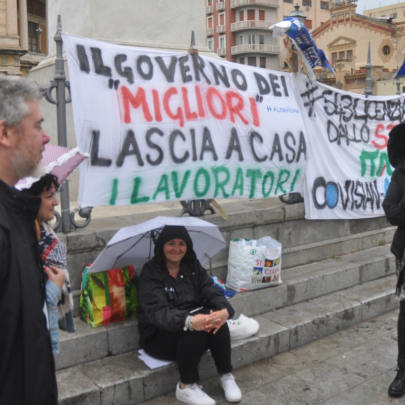 La protesta dei lavoratori di Almaviva e Covisian in piazza Politeama (foto Fucarini)