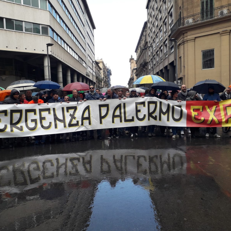 Una vecchia protesta degli ex Pip in centro a Palermo, sotto la pioggia