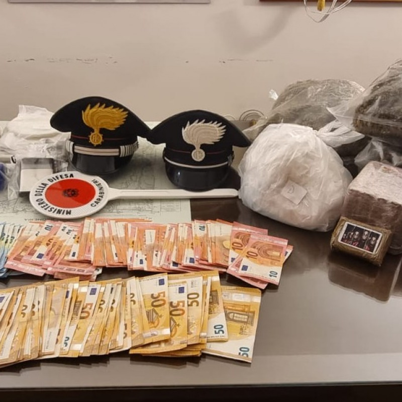 La droga e i soldi sequestrati dai carabinieri a Casteldaccia