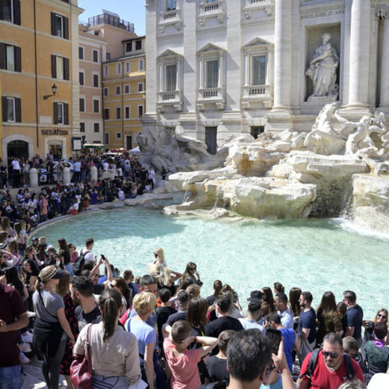 Folla di turisti a Fontana di Trevi