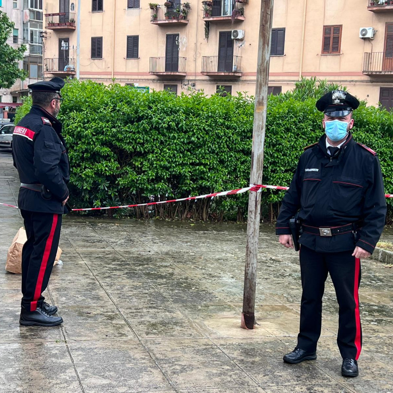 I carabinieri eseguono i rilievi nel luogo del ritrovamento del cadavere alla Fiera del Mediterraneo (Foto Piero Longo)