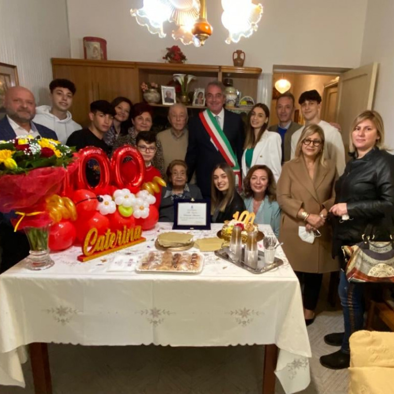 La festa per Caterina Barraco, nella foto con i suoi familiari e con l'assessore Oreste Alagna