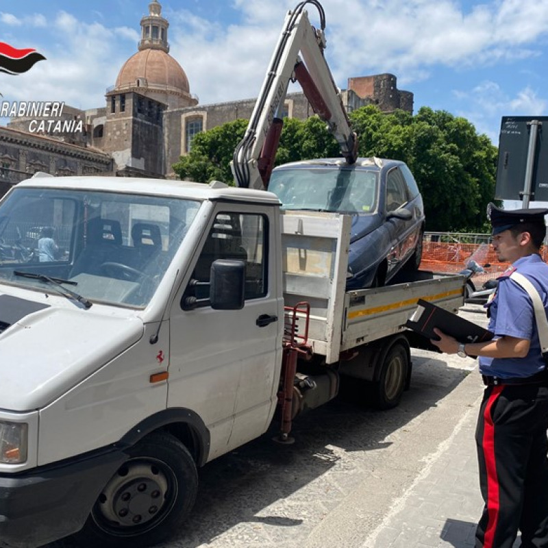 L'autocarro usato dai due catanesi denunciati