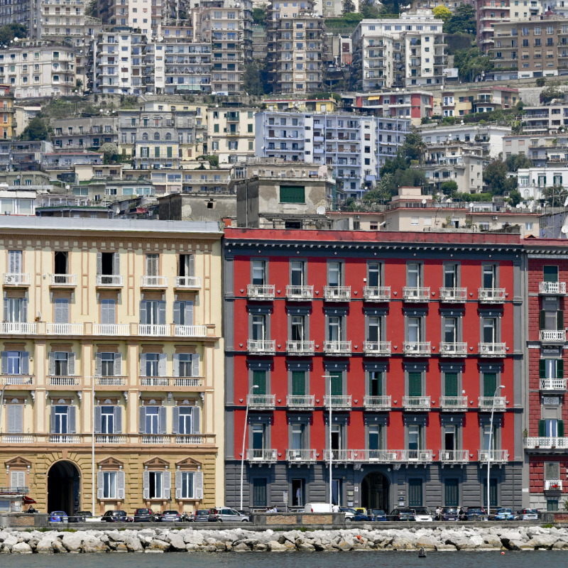 La riforma del catasto crea divisioni nella maggioranza: qui uno scorcio dei palazzi sul lungomare Caracciolo a Napoli (foto di Ciro Fusco)