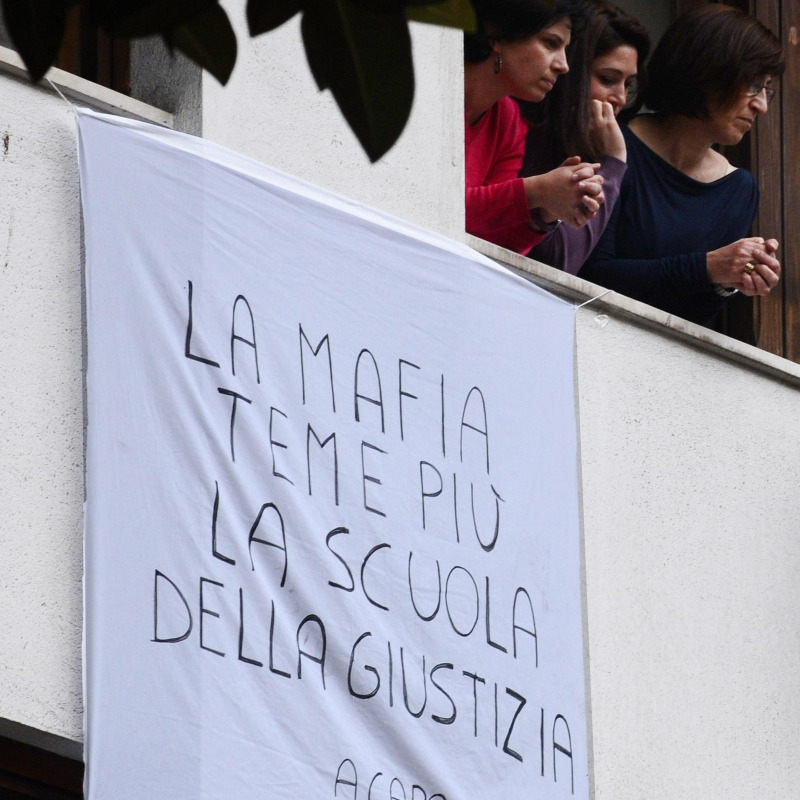 Lenzuoli esposti al passaggio dei cortei in ricordo della strage di Capaci, il 23 maggio 2012, nel ventennale