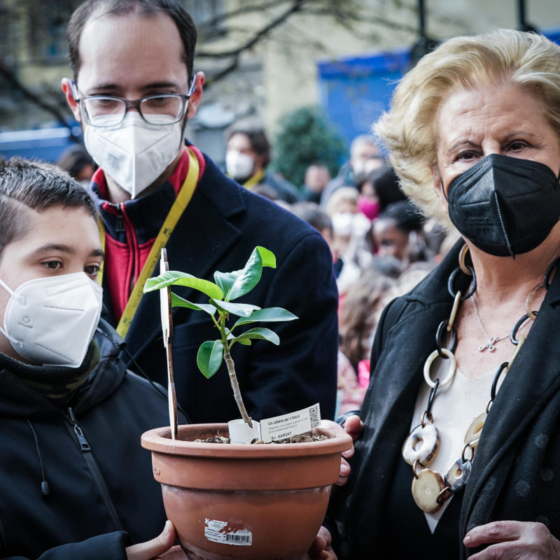 Maria Falcone a Torino a una manifestazione dell'anno scorso: piantato un albero per ricordare le vittime della mafia nella scuola Cottolengo (foto di Tino Romano /Ansa)