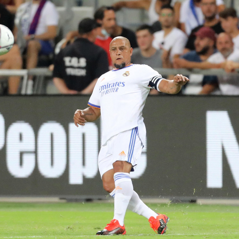 Roberto Carlos in campo a Tel Aviv nel luglio dell'anno scorso per il Classico delle Leggende fra le stelle del passato del Real Madrid e del Barcellona