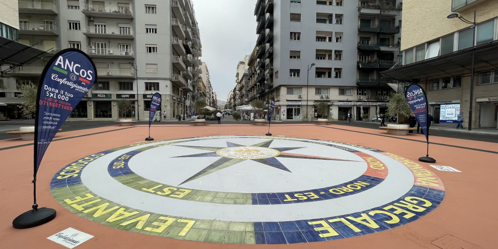 Panchine, ulivi e la Rosa dei venti: nuovo look per la piazza di fronte al  porto di Palermo - Giornale di Sicilia