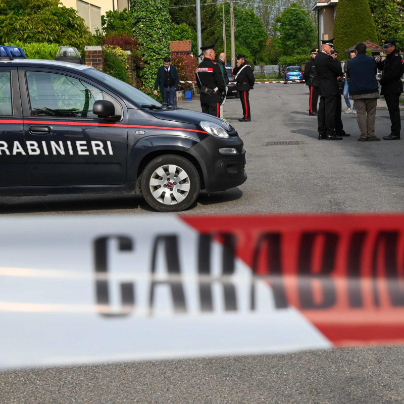 Carabinieri all'esterno dell'abitazione in via Torino dove è avvenuta la strage