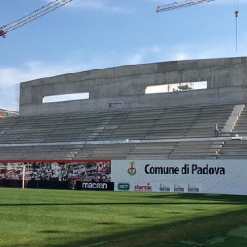 Lo stadio Euganeo di Padova in fase di ristrutturazione: sarà agibile solo in parte