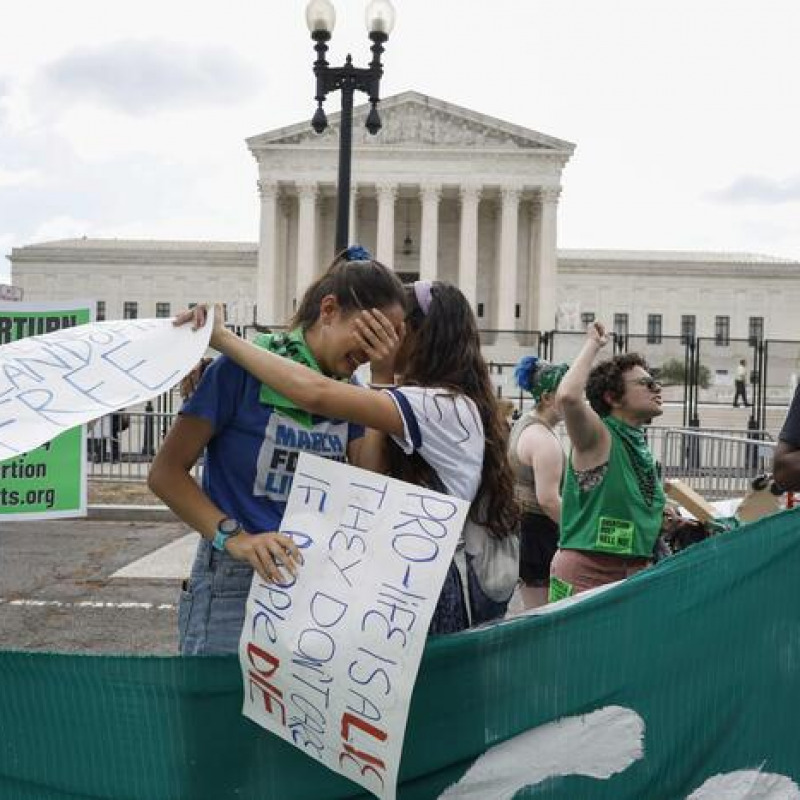 Proteste davanti alla Corte Suprema dopo la sentenza che abolisce l'aborto