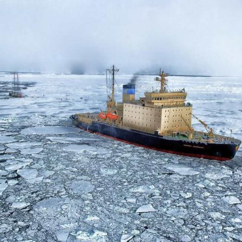 La Melingunis M, nave cisterna per prodotti petroliferi e chimici battente bandiera italiana, ancorata oggi nel porto di Livorno, 07 settembre 2021. Un marittimo di origine filippina, di 55 anni, &egrave; morto stamani dopo essere stato colpito da un cavo d'acciaio mentre si stavano effettuando le operazioni di ormeggio. ANSA / Alessio Novi