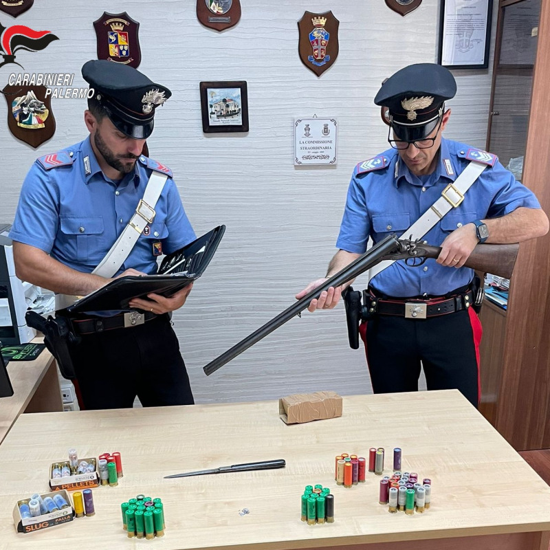 I carabinieri di Godrano con il fucile sequestrato