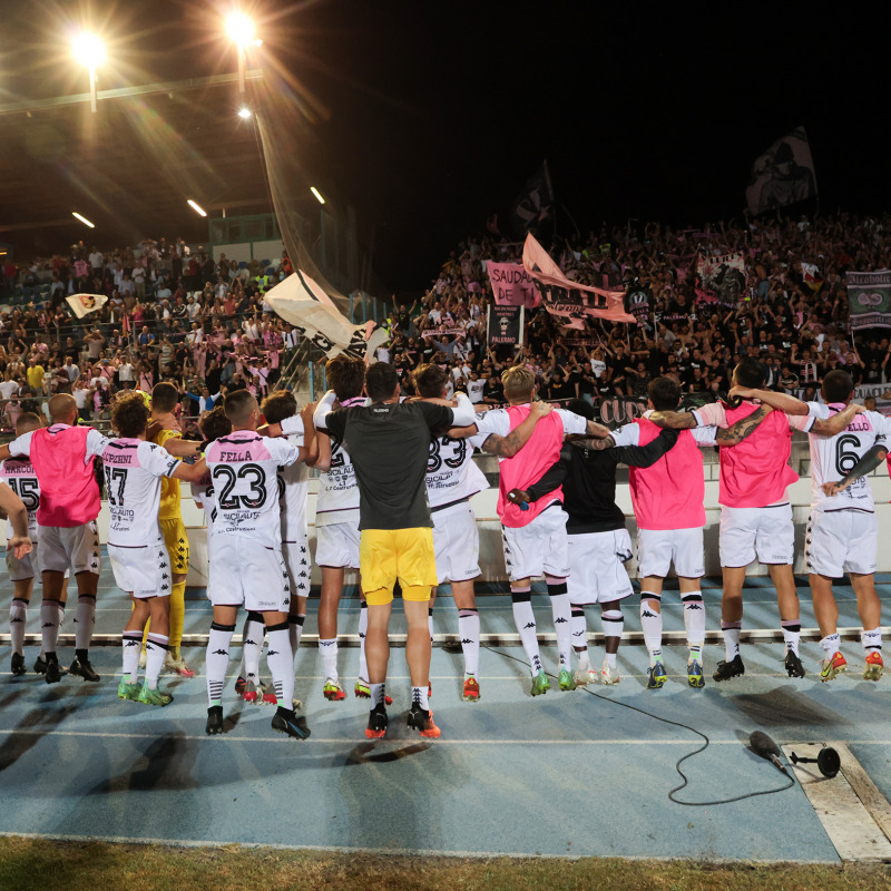 I giocatori del Palermo esultano assieme ai tifosi dopo la partita allo stadio Turina di Salò (foto di Tullio Puglia)