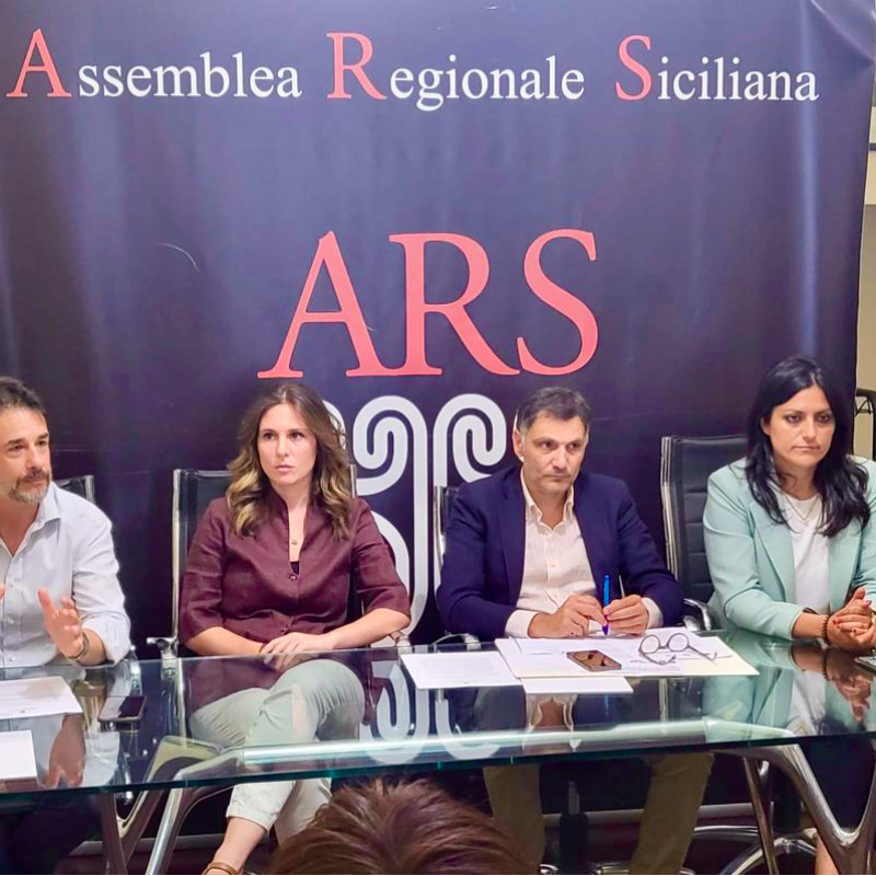 Conferenza PD M5S su rifiuti a Catania Giampiero Trizzino, Gianina Ciancio, Anthony Barbagallo, Jose Marano