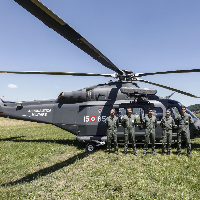 L'equipaggio dell'elicottero dell'Aeronautica Militare che ha localizzato i resti dell'elicottero disperso giovedì sull'appennino Tosco-Emiliano