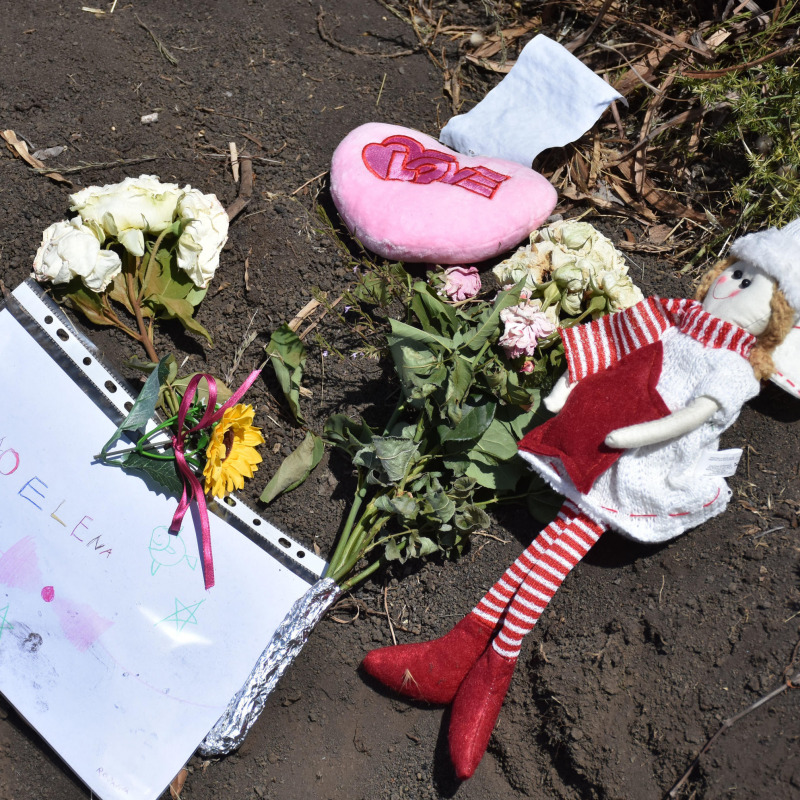Fiori e giocattoli lasciati sul luogo del ritrovamento del corpo di Elena Del Pozzo