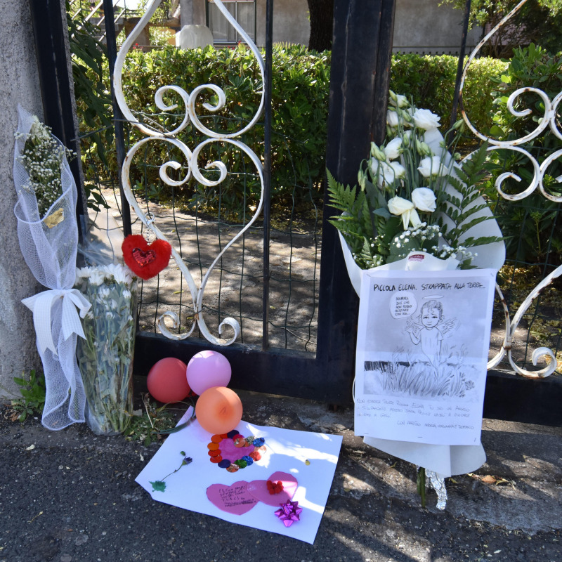 Fiori e disegni lasciati davanti all'abitazione di Elena Del Pozzo